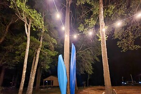 'liberty Lodge': Lakefront Cottage w/ Porch & Dock