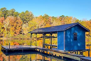 'liberty Lodge': Lakefront Cottage w/ Porch & Dock