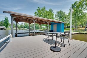 'liberty Lodge': Lakefront Cottage w/ Porch & Dock
