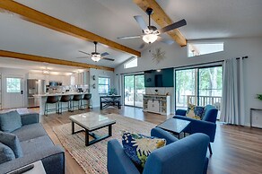 'liberty Lodge': Lakefront Cottage w/ Porch & Dock