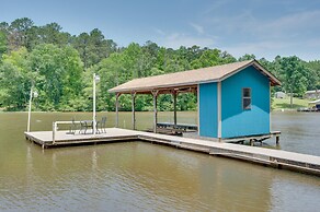 'liberty Lodge': Lakefront Cottage w/ Porch & Dock