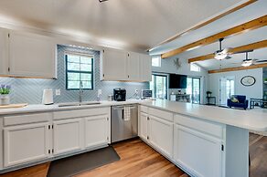 'liberty Lodge': Lakefront Cottage w/ Porch & Dock