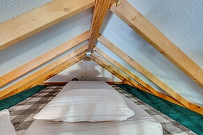 Buena Vista Cabin: Tranquil Haven Near Town Square