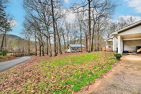 Beautiful Clarkesville Home ~ 8 Mi to Helen!