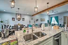 Chic Memphis Home w/ Deck ~ 2 Mi to Dtwn!