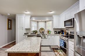 < 1 Mi to Lake Lanier: Gainesville Getaway!