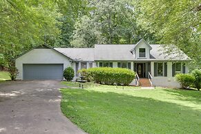 < 1 Mi to Lake Lanier: Gainesville Getaway!