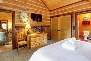 Spacious Blue Ridge Cabin w/ Private Hot Tub!