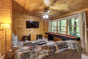 Charming Blue Ridge Cabin w/ Game Room & Hot Tub!