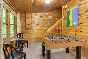 Charming Blue Ridge Cabin w/ Game Room & Hot Tub!