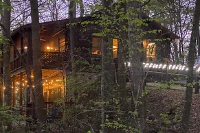Charming Blue Ridge Cabin w/ Game Room & Hot Tub!