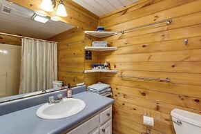 Charming Blue Ridge Cabin w/ Game Room & Hot Tub!