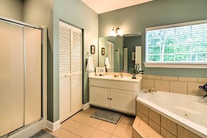 Condo on Kingwood Golf Course ~ 3 Mi to Main St!