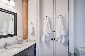 Comfy Central Natchez Hideaway: Walk to Dtwn!