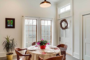 Comfy Central Natchez Hideaway: Walk to Dtwn!