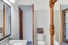 Comfy Central Natchez Hideaway: Walk to Dtwn!