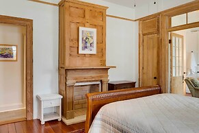 Comfy Central Natchez Hideaway: Walk to Dtwn!