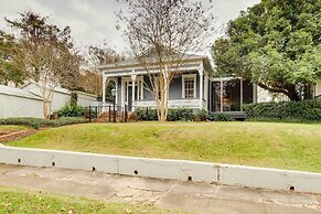 Comfy Central Natchez Hideaway: Walk to Dtwn!
