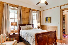 Comfy Central Natchez Hideaway: Walk to Dtwn!