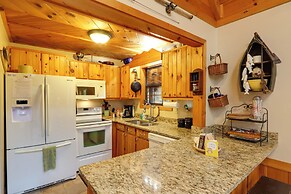 'creek Bend Escape' w/ Hot Tub + River Views!