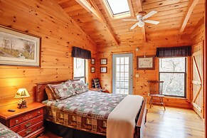 'creek Bend Escape' w/ Hot Tub + River Views!