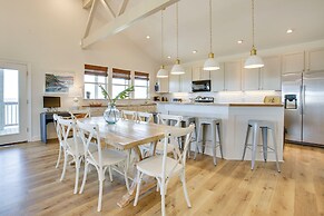 Lakefront Nola Home w/ Hot Tub & Views!