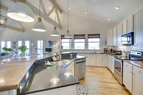 Lakefront Nola Home w/ Hot Tub & Views!