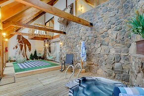 Riverside Colorado Cabin w/ Deck & Hot Tub