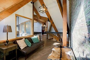 Riverside Colorado Cabin w/ Deck & Hot Tub