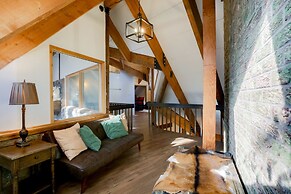 Riverside Colorado Cabin w/ Deck & Hot Tub