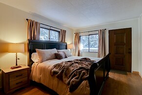 Riverside Colorado Cabin w/ Deck & Hot Tub