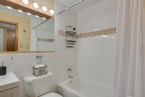 Riverside Colorado Cabin w/ Deck & Hot Tub