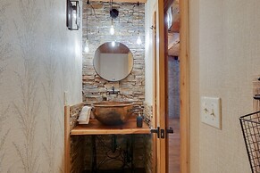 Riverside Colorado Cabin w/ Deck & Hot Tub