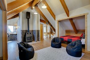 Riverside Colorado Cabin w/ Deck & Hot Tub