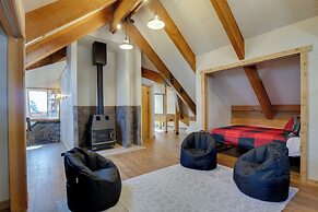 Riverside Colorado Cabin w/ Deck & Hot Tub