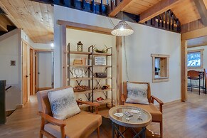 Riverside Colorado Cabin w/ Deck & Hot Tub