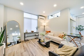 Luxury Seattle Home w/ Rooftop Deck + Fire Pit!