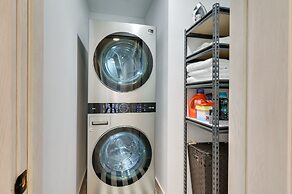 Luxury Seattle Home w/ Rooftop Deck + Fire Pit!