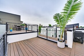 Luxury Seattle Home w/ Rooftop Deck + Fire Pit!