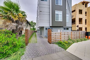 Luxury Seattle Home w/ Rooftop Deck + Fire Pit!