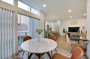 Luxury Seattle Home w/ Rooftop Deck + Fire Pit!