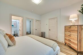 Luxury Seattle Home w/ Rooftop Deck + Fire Pit!