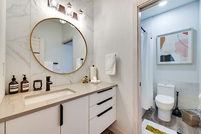 Luxury Seattle Home w/ Rooftop Deck + Fire Pit!