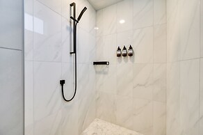 Luxury Seattle Home w/ Rooftop Deck + Fire Pit!