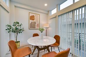 Luxury Seattle Home w/ Rooftop Deck + Fire Pit!