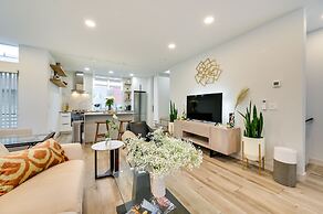 Luxury Seattle Home w/ Rooftop Deck + Fire Pit!