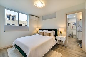 Luxury Seattle Home w/ Rooftop Deck + Fire Pit!