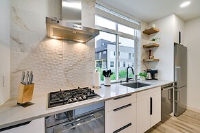 Luxury Seattle Home w/ Rooftop Deck + Fire Pit!