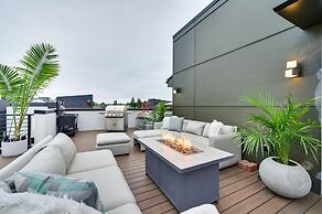Luxury Seattle Home w/ Rooftop Deck + Fire Pit!
