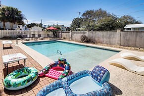 Spacious Tybee Island Retreat w/ Private Pool